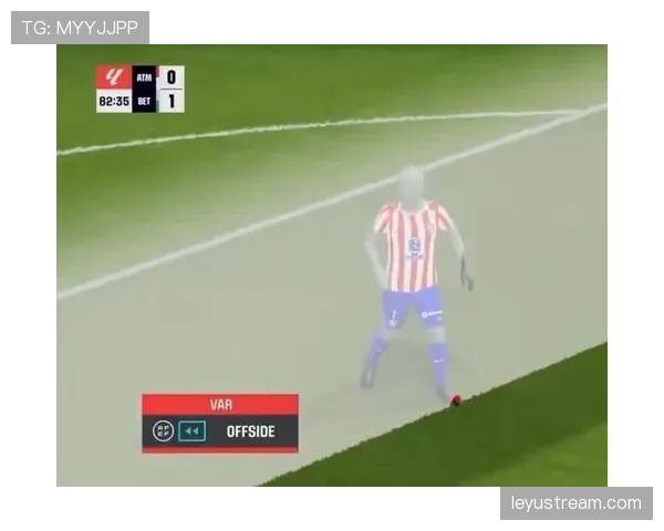 VAR争议再起：一次可能改变比赛走势的快速反击，因模糊越位判定而被吹停