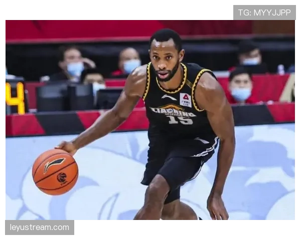 小球迷高举“弗格MVP”标语获球星签名合影